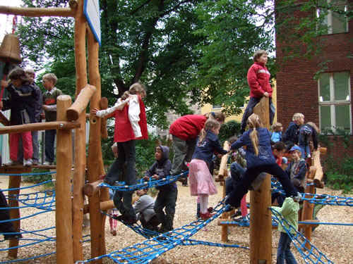 Spielende Kinder auf dem Schulhof